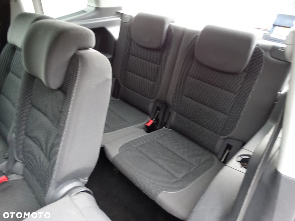 Volkswagen Touran - 12