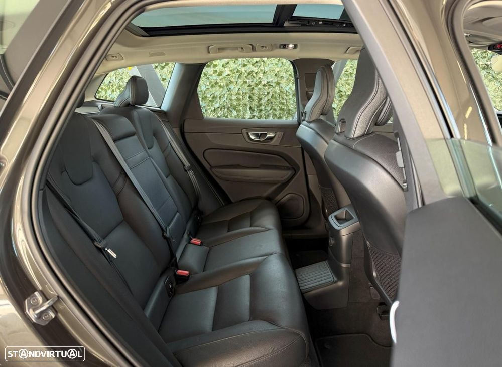 Volvo XC 60 2.0 T6 PHEV R-Design AWD - 12