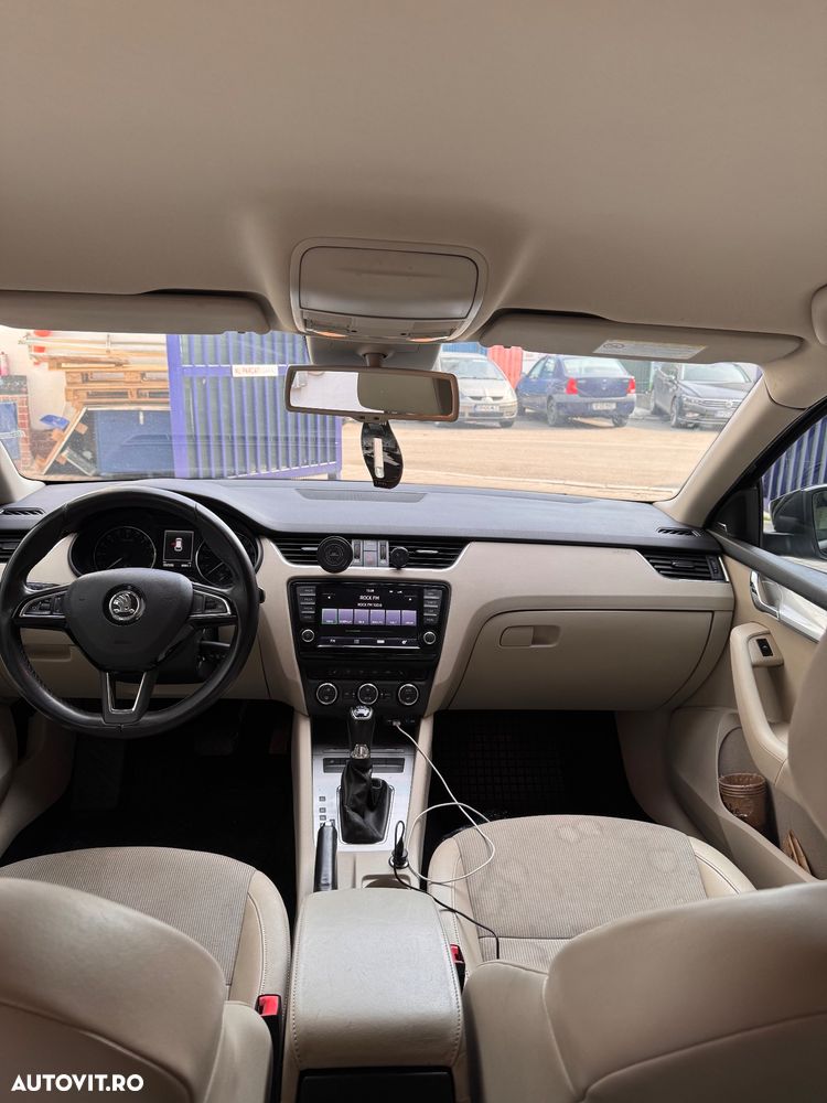 Skoda Octavia 2.0 TDI DSG RS - 5
