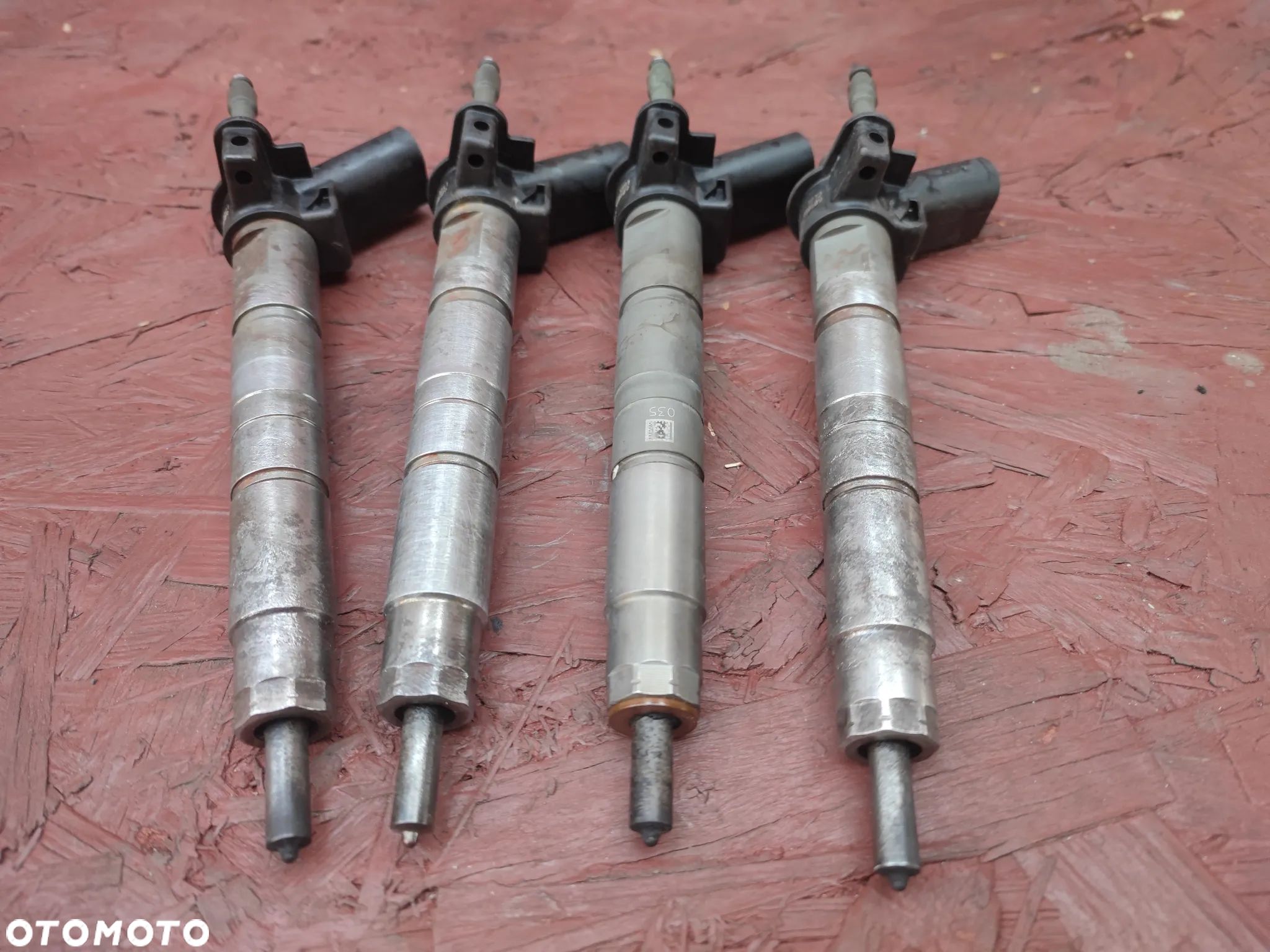 BMW E60LCI / E81 / E82 / E88 / E87 / E90 / E91LCI / E92 / E93 ORYGINALNY WTRYSKIWACZ PALIWA PIEZO / WTRYSKI KOMPLET 4 SZTUKI PIEZO-ELEKTRYCZNYCH DO SILNIKÓW GAMY N47D20 177KM DIESLA O NR. 13 53 7 797 877 - 05 ( 60 ) SPRAWNE W 100% - 1