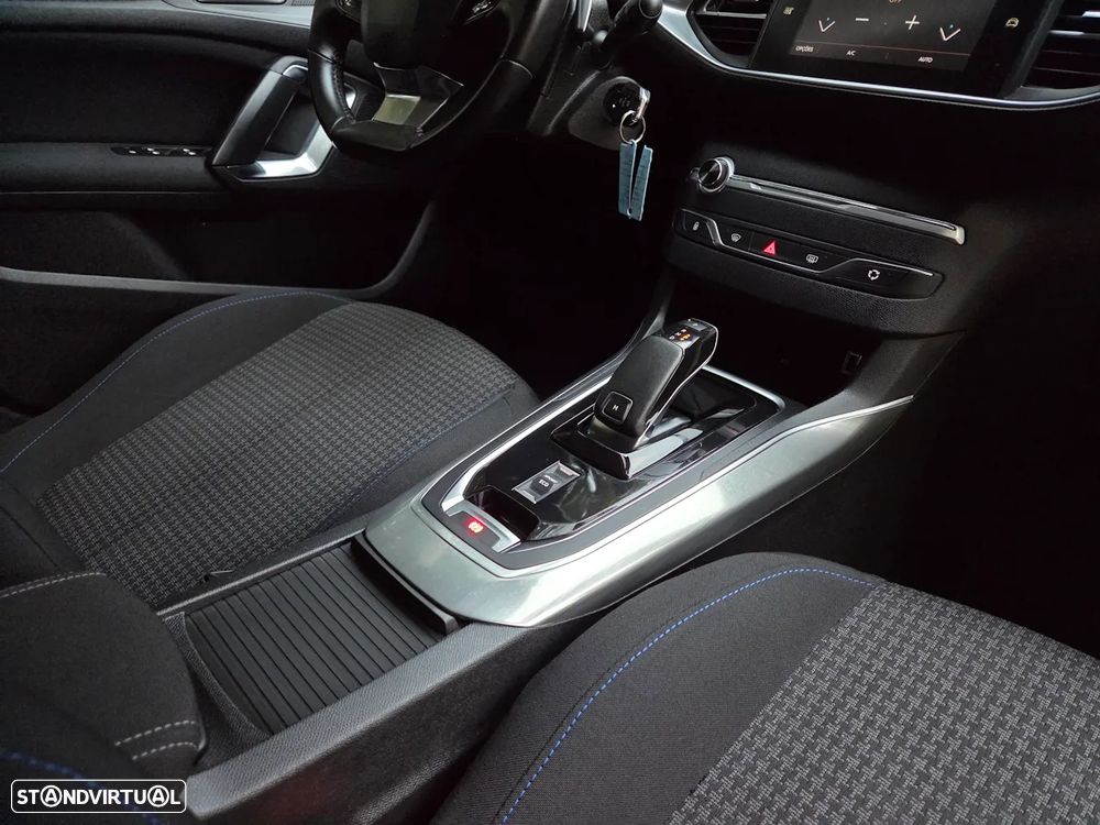 Peugeot 308 PureTech 130 GPF EAT8 Stop & Start Tech Edition - 26