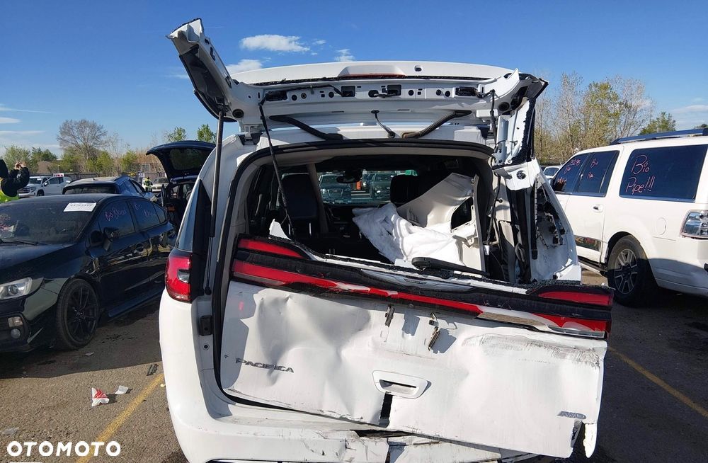 Chrysler Pacifica - 3