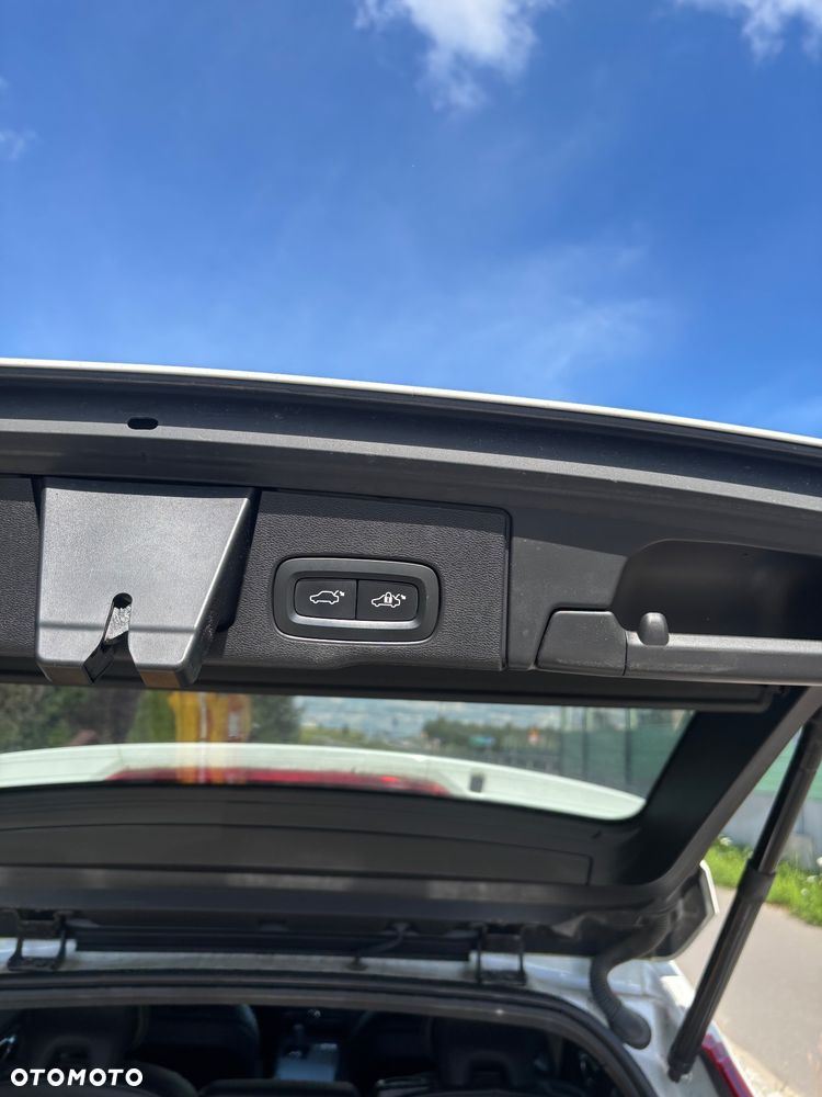 Volvo XC 60 T8 AWD Plug-In Hybrid R-Design - 25