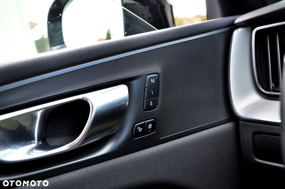 Volvo XC 60 B4 B Plus Dark - 34