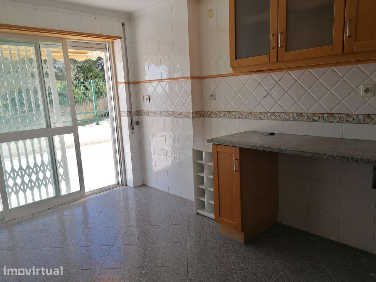 T1 em Massamá com segurança e cozinha equipada - Grande imagem: 3/13