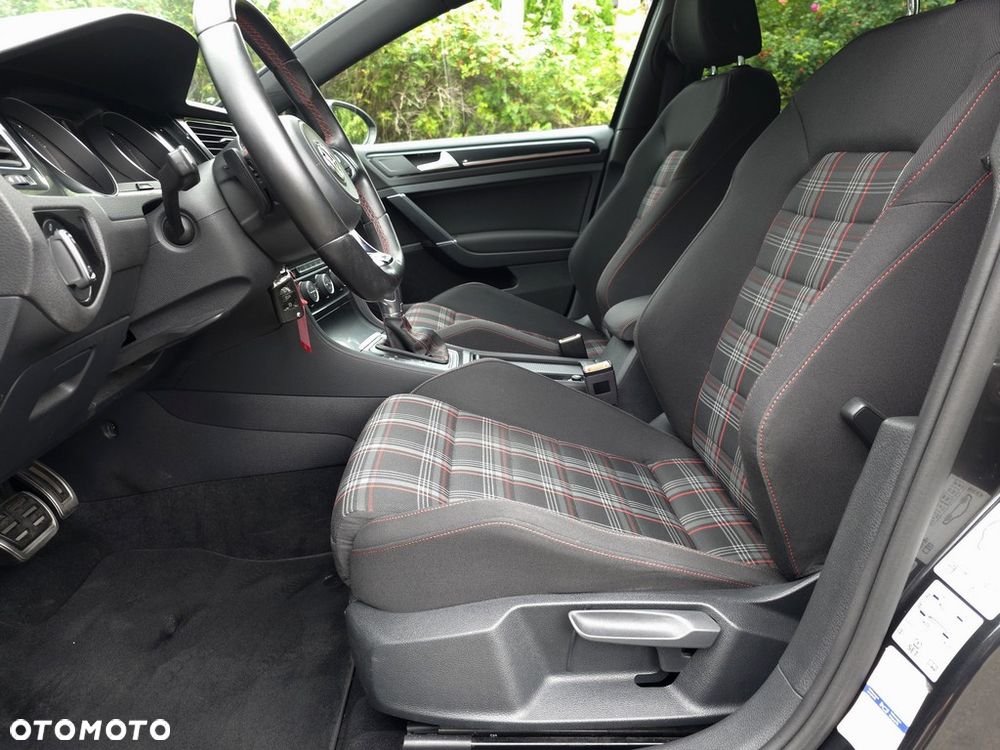Volkswagen Golf - 17