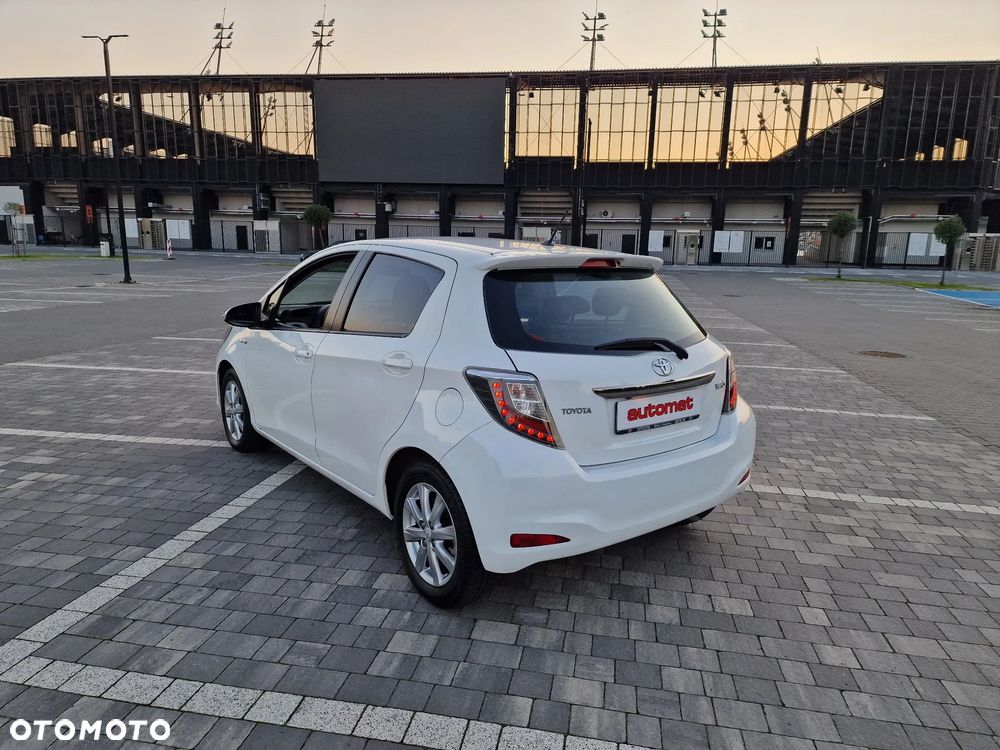 Toyota Yaris Hybrid 100 Business Edition - 13