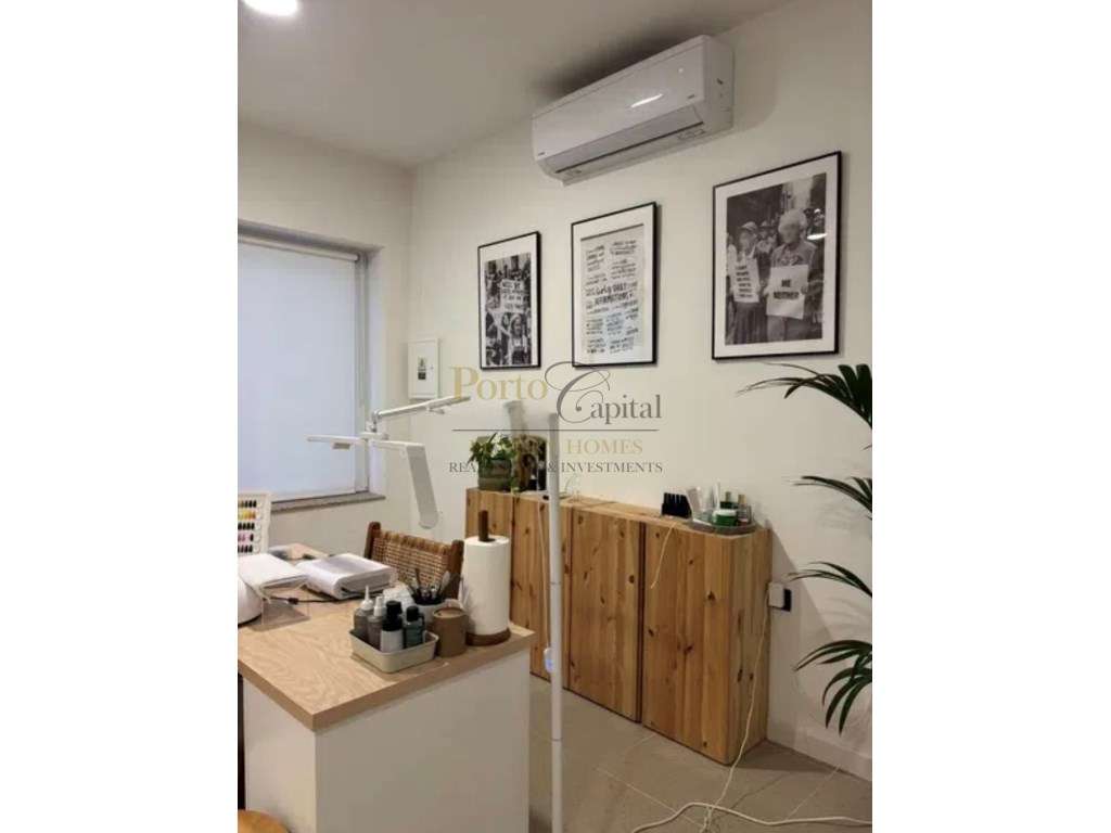 Espaço comercial com luz natural e montra para a rua na Senhora da ... - Grande imagem: 5/24