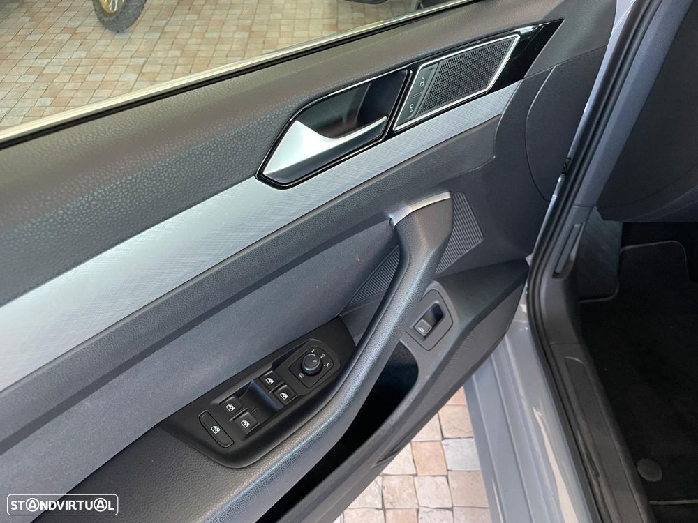 VW Passat Variant 2.0 TDi Business DSG - 16
