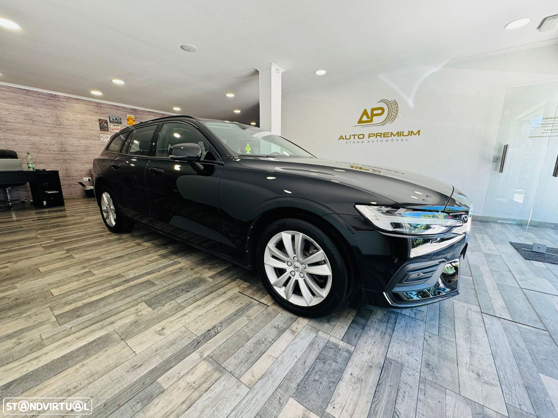 Volvo V60 2.0 B4 Momentum Core Geartronic - 4