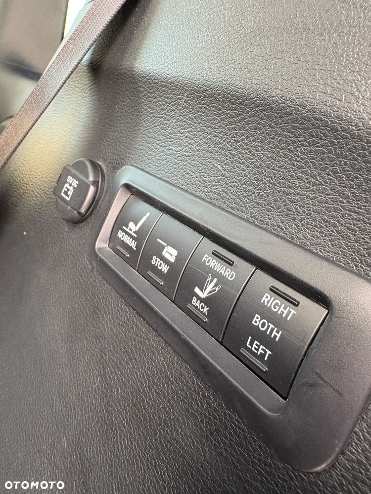 Chrysler Pacifica - 30