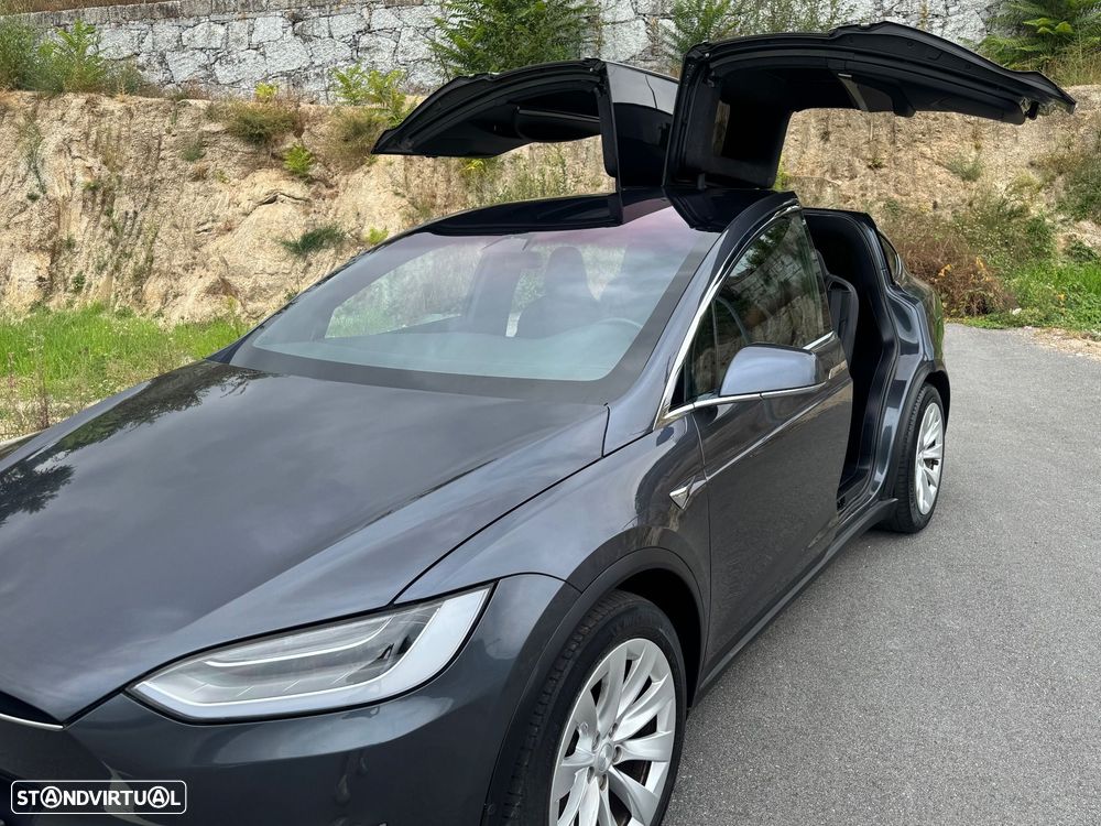 Tesla Model X - 11