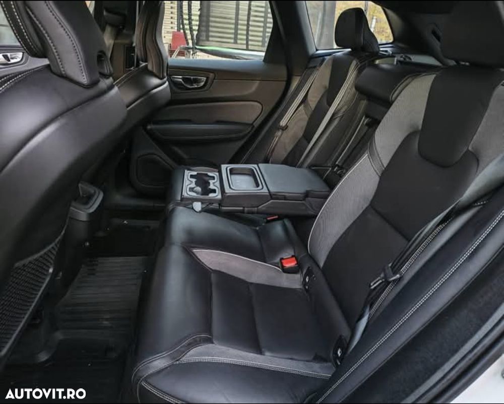 Volvo XC 60 B4 MHEV AWD R-Design - 11