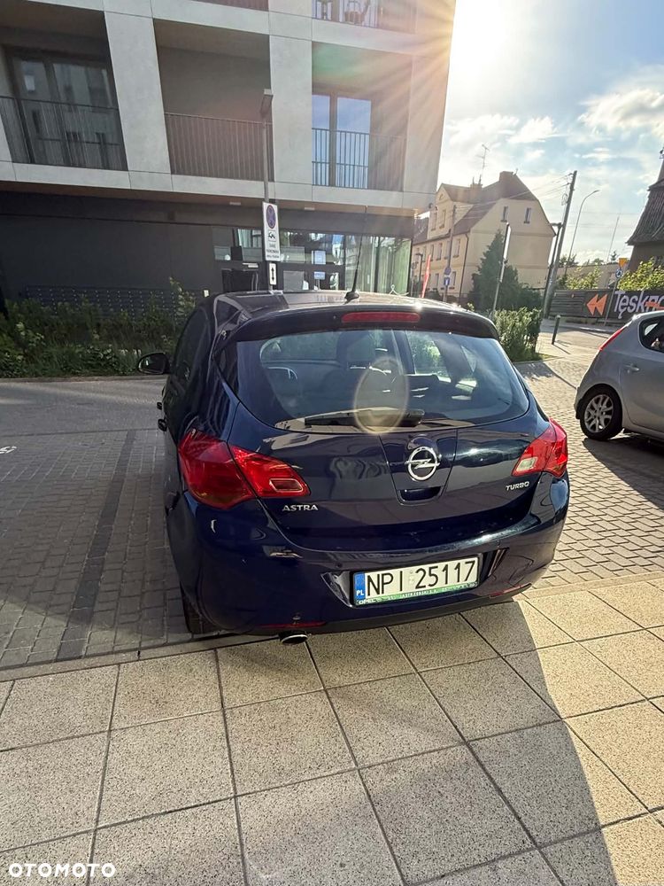 Opel Astra 2012 photo 2