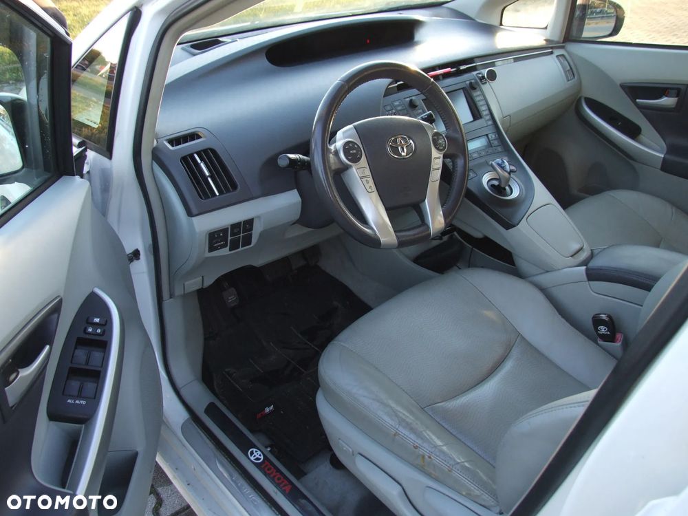 Toyota Prius 1.8 HSD Sol - 14