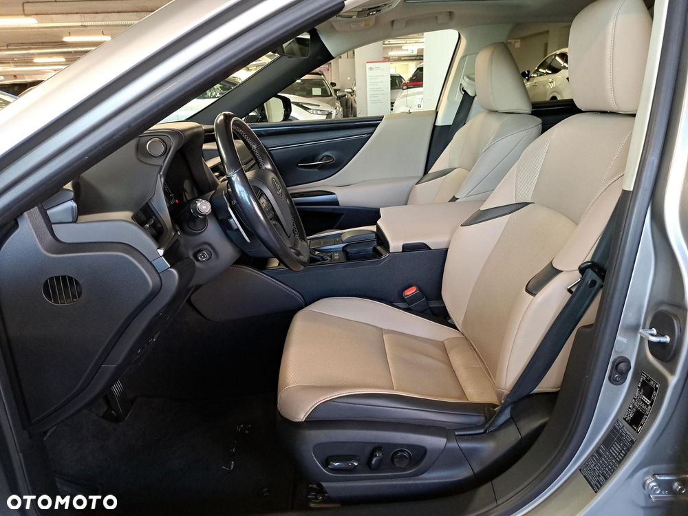 Lexus ES 300h Business Edition - 28