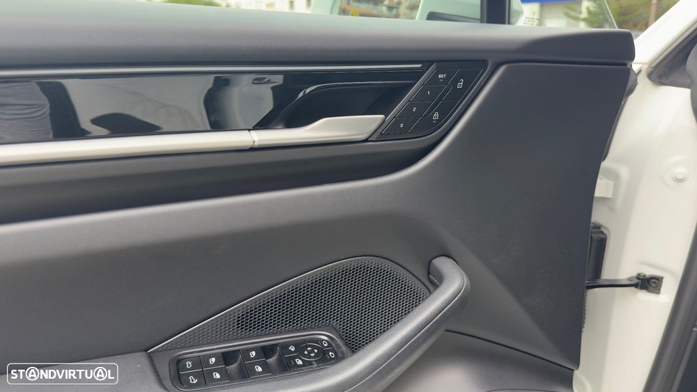 Porsche Macan Electric 4 - 14