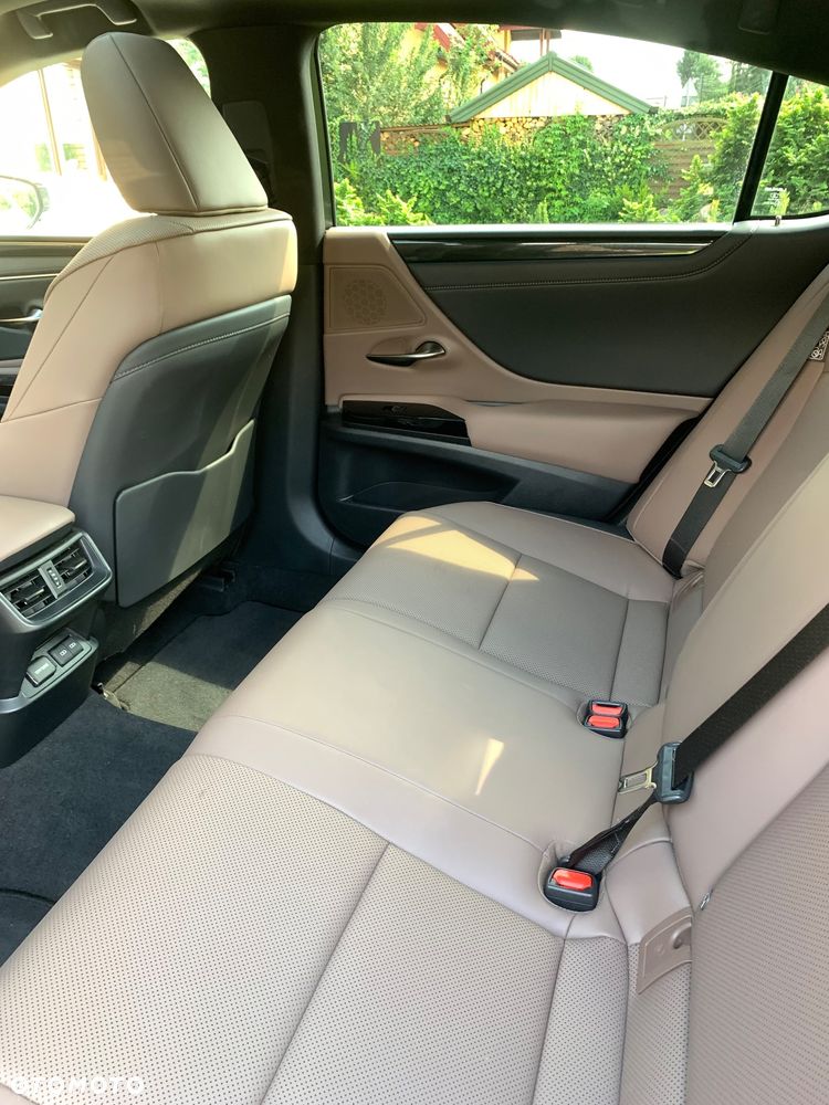 Lexus ES 300h Business Edition - 4