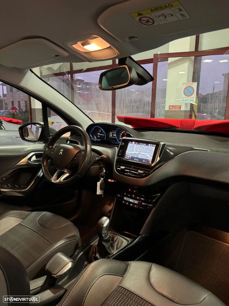 Peugeot 2008 1.2 PureTech Allure - 12
