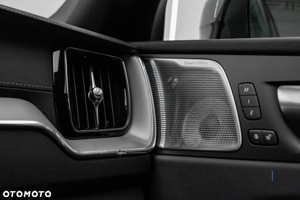 Volvo XC 60 B5 D AWD Ultimate Dark - 28