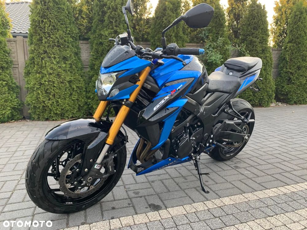 Suzuki GSR - 11