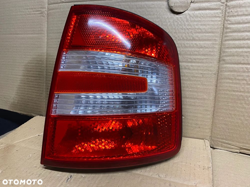 LAMPA TYLNA PRAWA SKODA FABIA I 6Y9945096E 6Y9945112D - 2