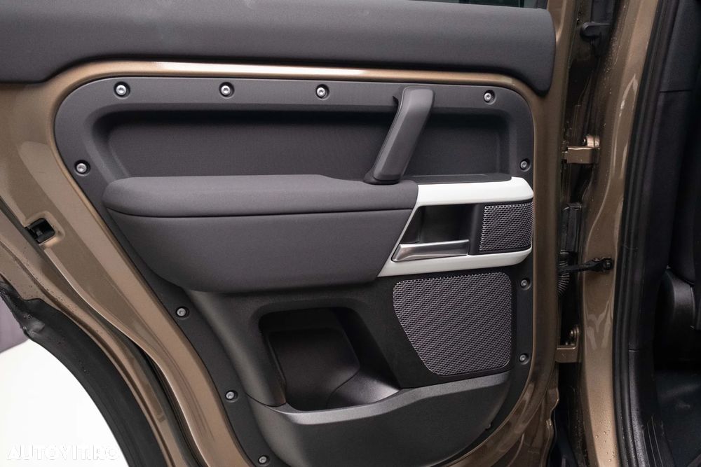Land Rover Defender - 22