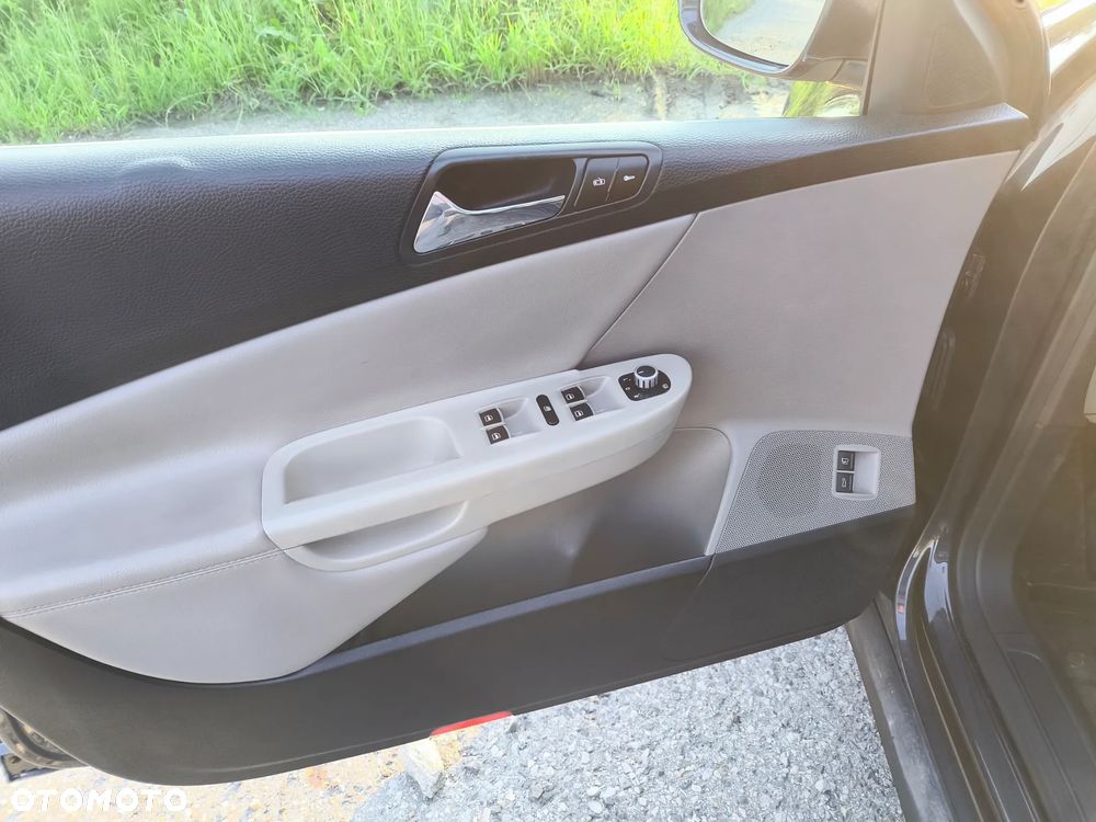 Volkswagen Passat 2.0 FSI Highline - 13