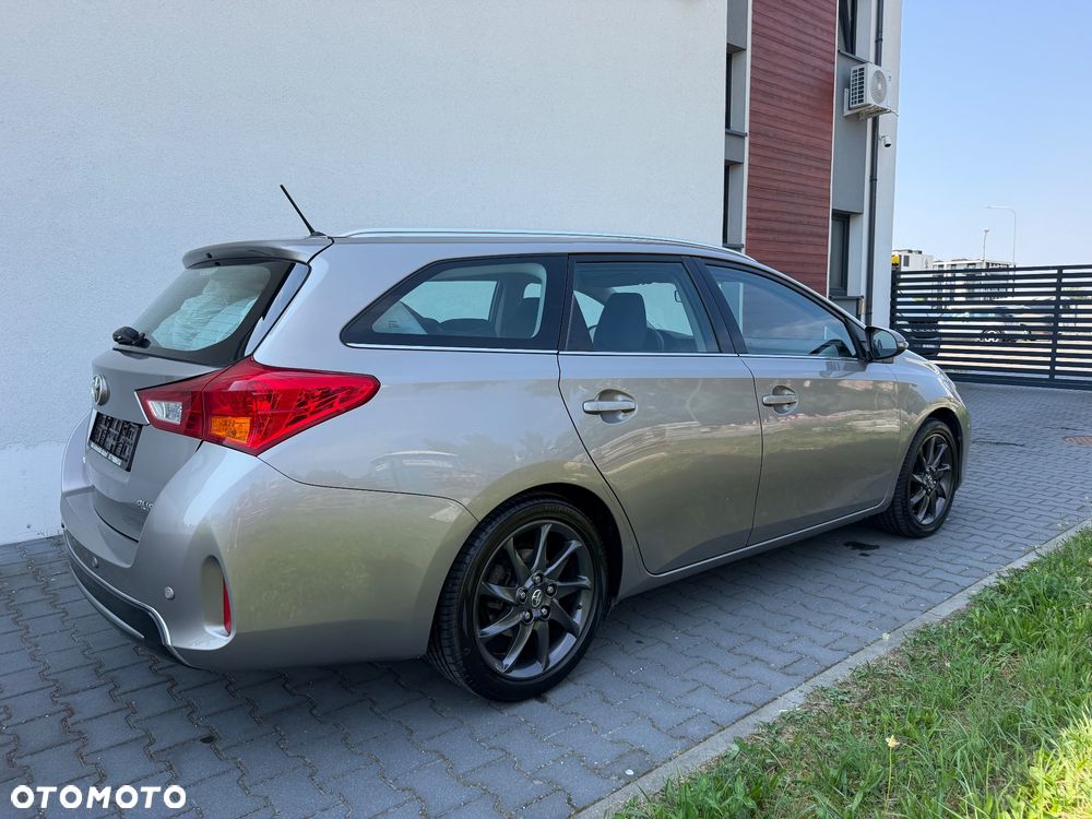 Toyota Auris 1.6 Premium + - 11