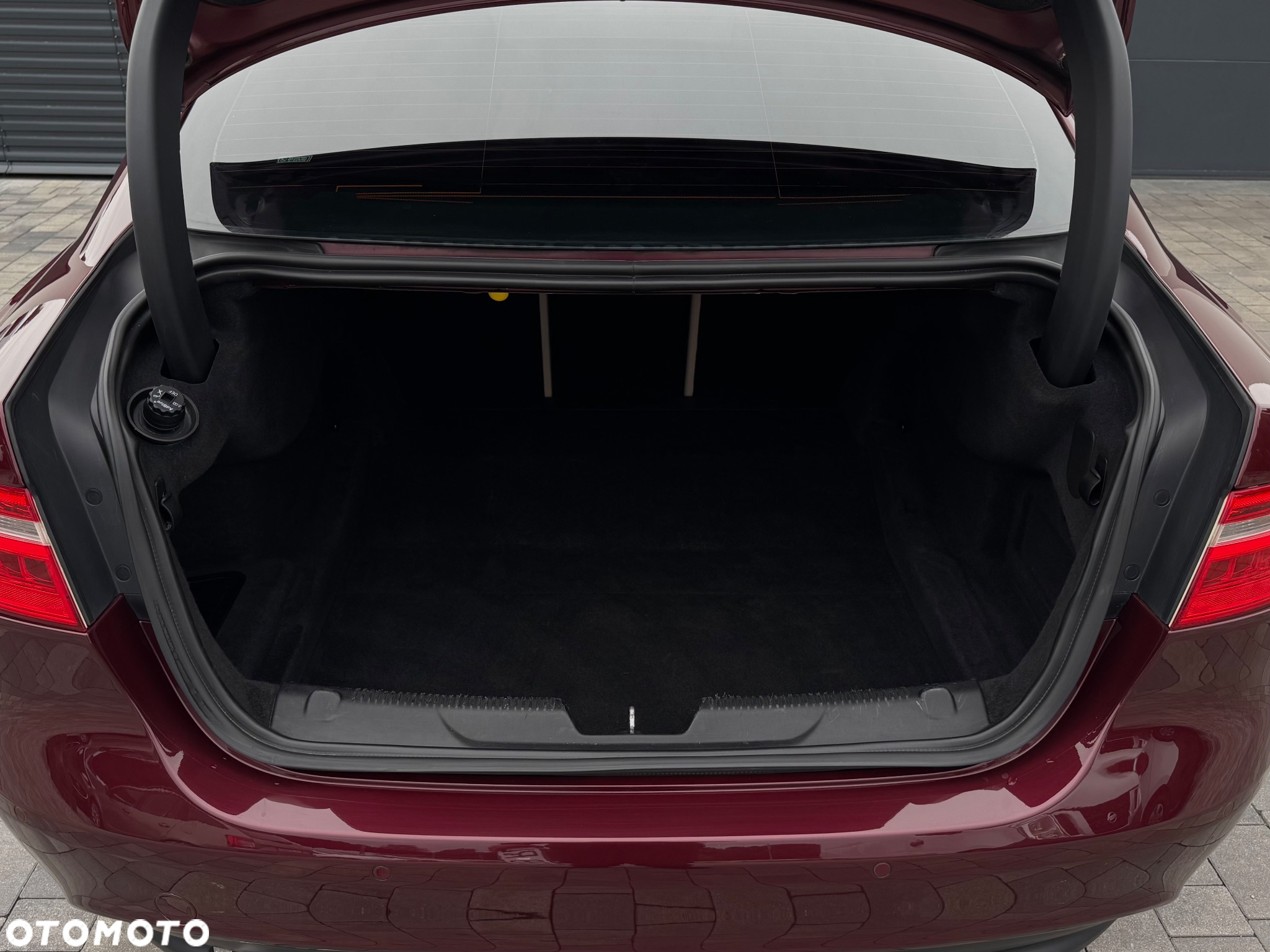 Jaguar XE 2.0 D Prestige - 35