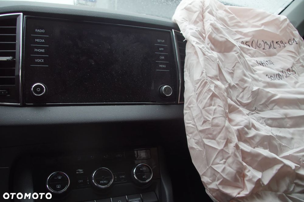 Auto na części - Skoda Karoq 1.6 TDI 115 KM DGTE TKK LS9R 130 TYS. KM 2018R Silnik Skrzynia Drzwi Lusterko Klapa Lampa Szyba Felga Deska Kokpit Moduł Licznik Radio Fotel Zderzak Chłodnica Błotnik Zawieszenie Turbina Wtryski Intercooler Kompletne Części Rozbiórka - 15