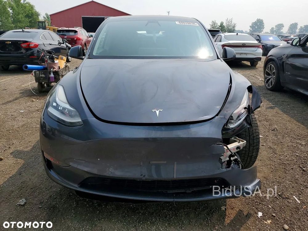 Tesla Model Y - 4