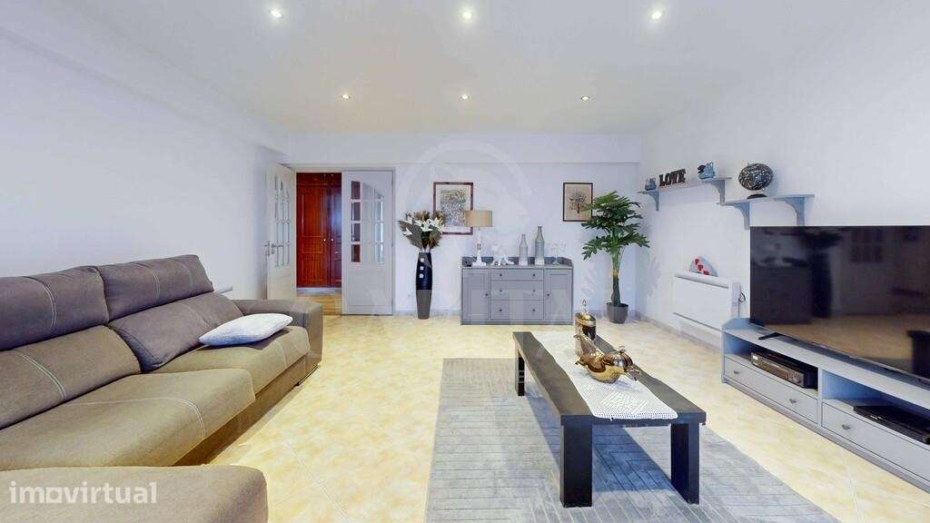 Apartamento T2 totalmente remodelado, com garagem e arrecadação, em Ca - Grande imagem: 2/23