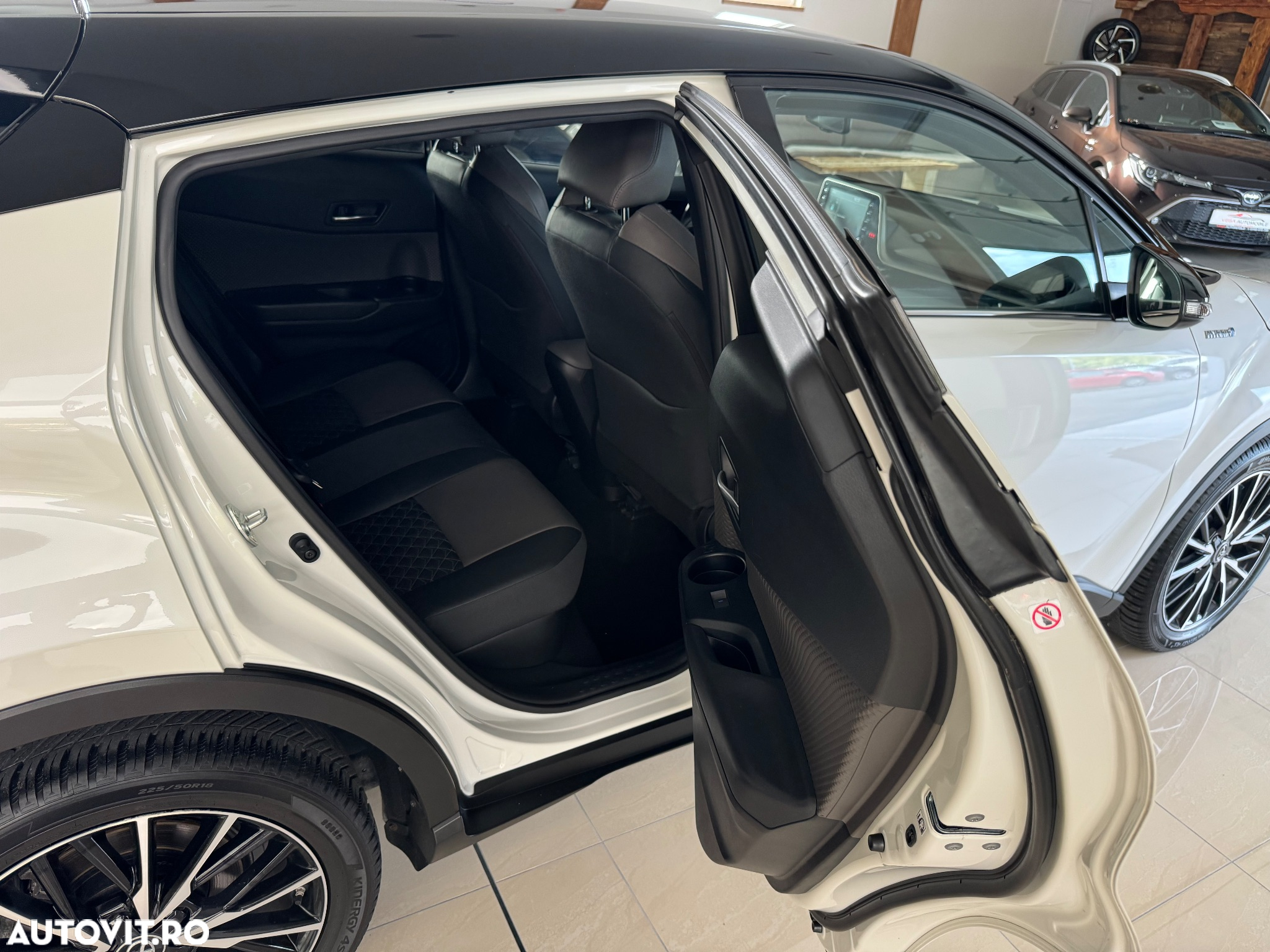 Toyota C-HR 1.8 Hybrid Black&White - 23