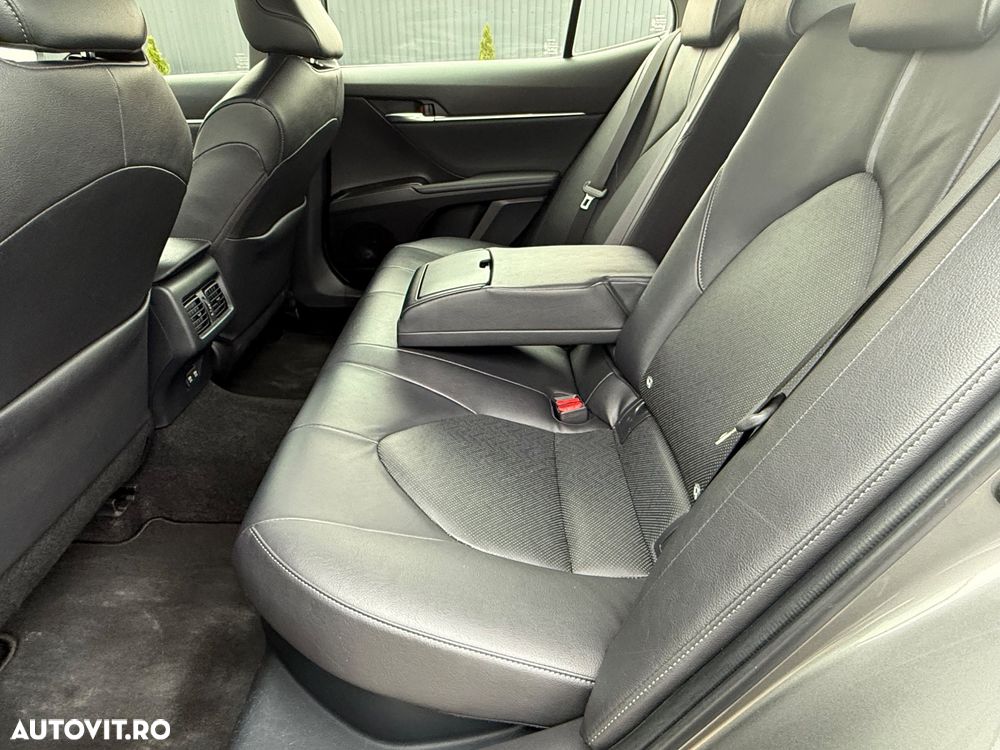 Toyota Camry Luxury - 15