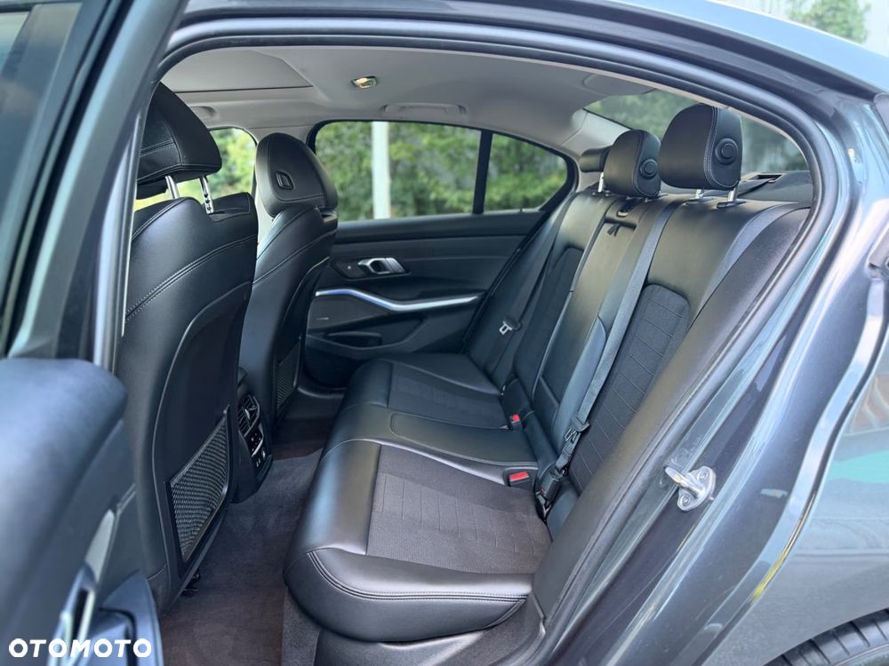BMW Seria 3 330i Sport Line - 24