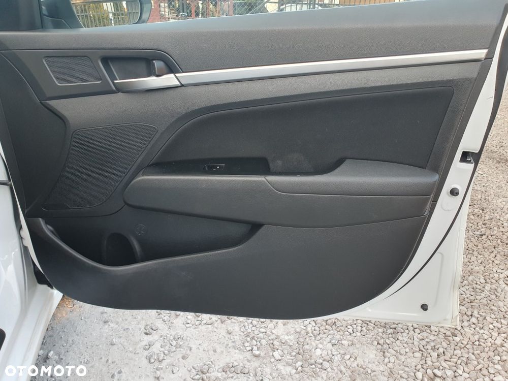 Hyundai Elantra 1.6 Comfort Premiere - 10