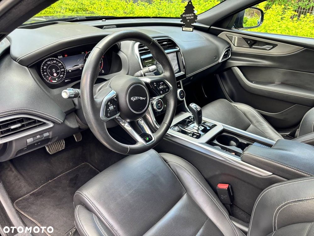Jaguar XE 2.0 P300 AWD R-Dynamic HSE - 12