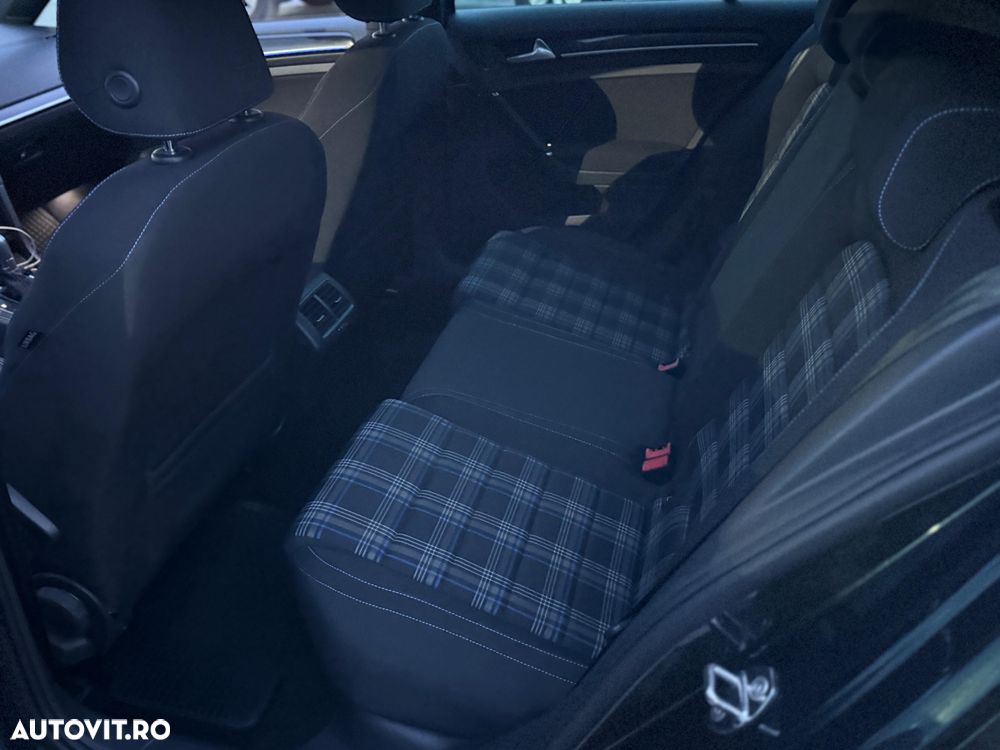 Volkswagen Golf - 33