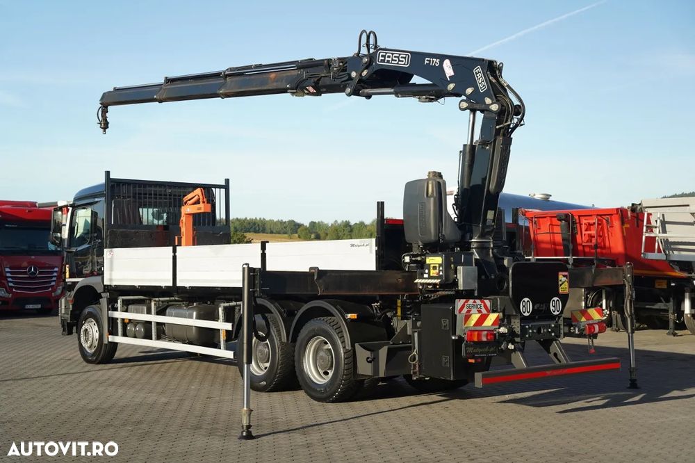 Mercedes-Benz AROCS 2636 / 6x4 / CAROSERIE BALANȚĂ - 6,8 M / MACARA FASSI F175A.2.23 / CAPACITATE MAXIMĂ DE RIDICARE: 5.100 KG / ROTATOARE / TELECOMANDĂ / PODEA RESISTENTĂ / TRANSMISIE AUTOMATĂ - 5