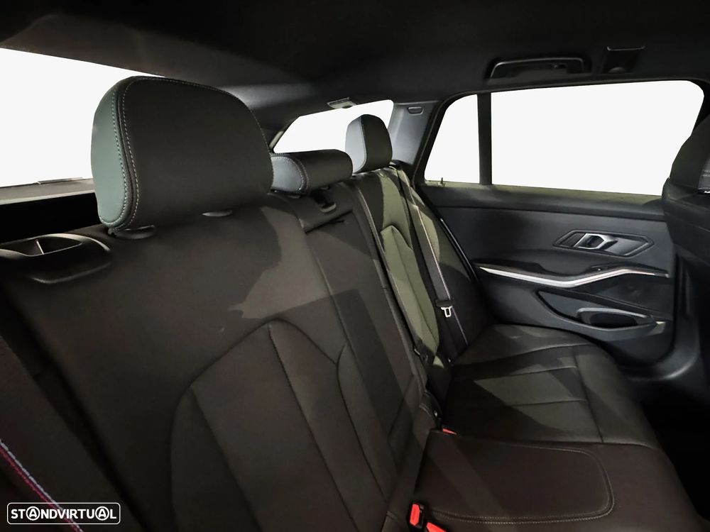 BMW 320 d Touring Pack Desportivo M Pro Auto - 9