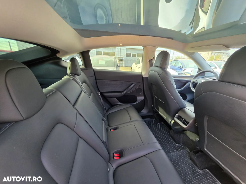 Tesla Model Y - 10
