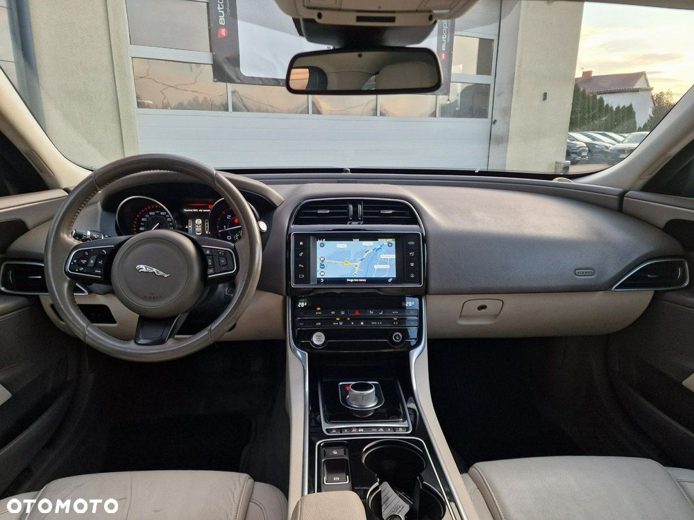 Jaguar XE 20d Prestige - 16