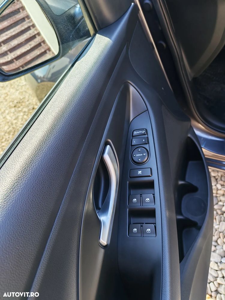 Hyundai i30 1.4 100CP 5DR M/T Highway - 12