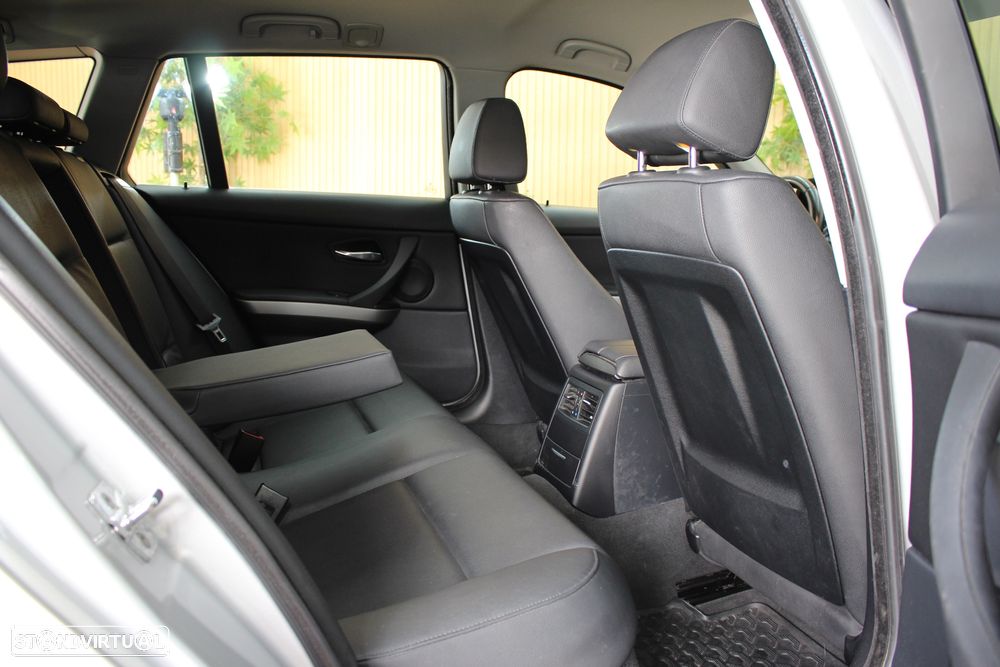 BMW 320 d Dynamic - 36