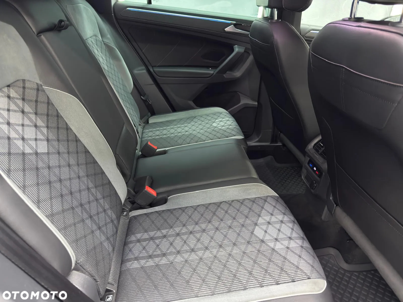 Volkswagen Tiguan 2.0 TDI SCR 4MOTION DSG R-Line - 27