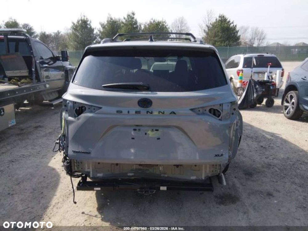 Toyota Sienna - 5