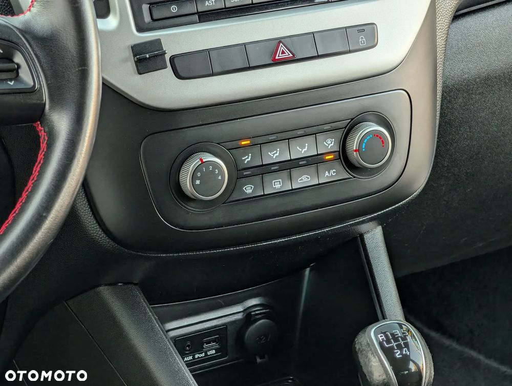 Kia Venga - 35