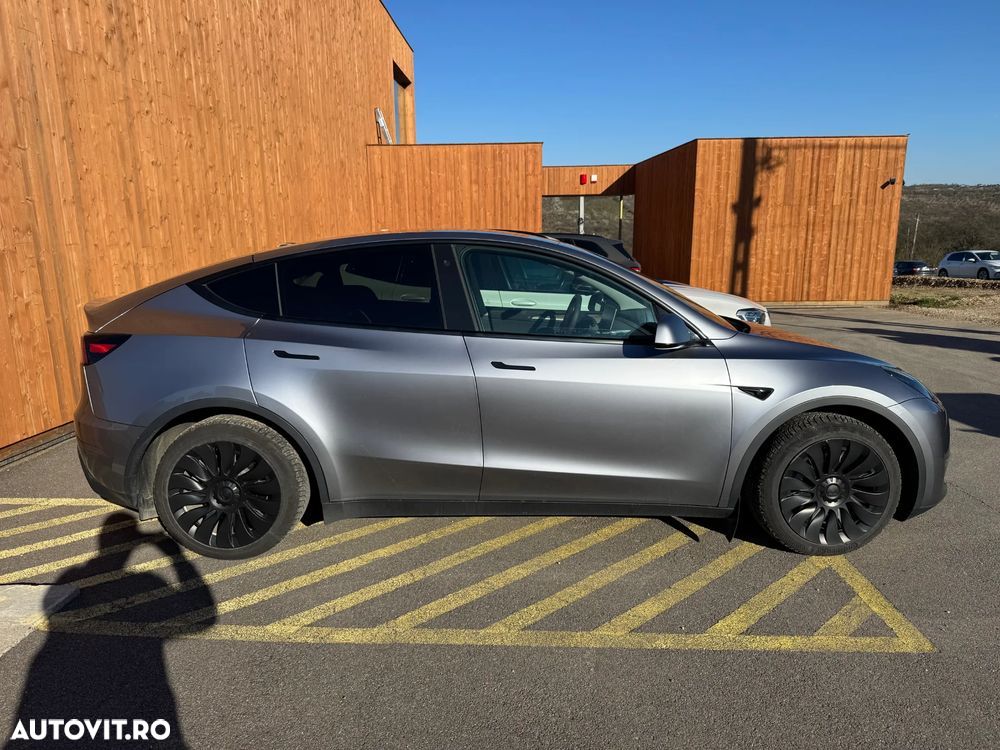 Tesla Model Y - 5