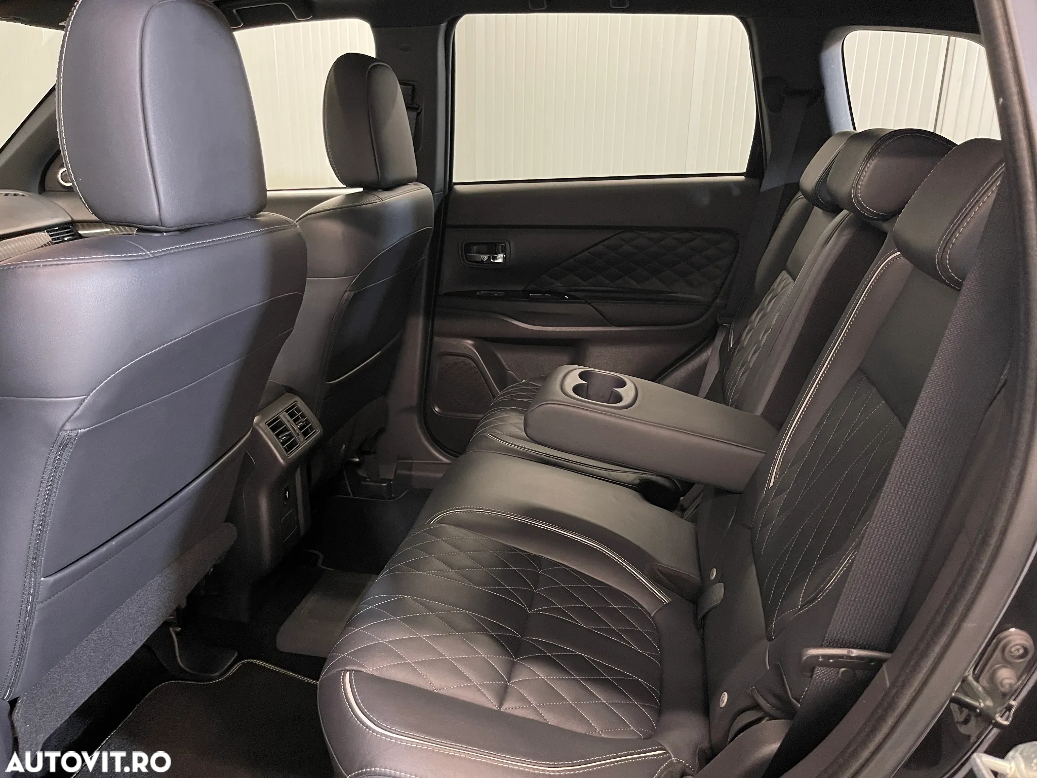 Mitsubishi Outlander 2.4 4WD Plug-In Hybrid Top - 12